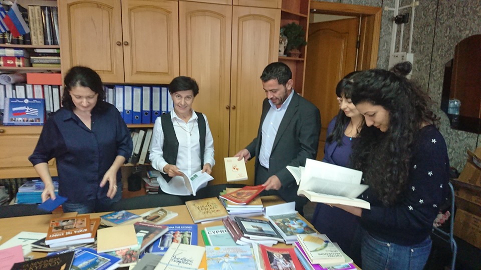 Παράδοση από τον Γ. Πρόξενο εκπαιδευτικών βιβιλίων στο Κρατικό Πανεπιστήμιο Κουμπάν (Κρασνοντάρ)

